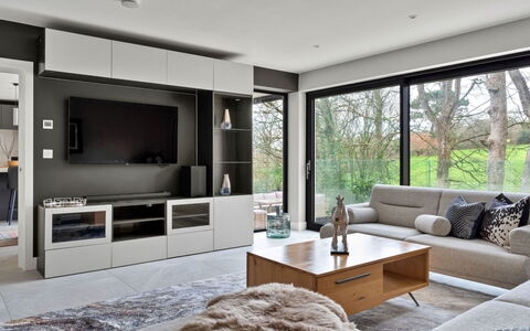Orchard Rise: Meubilair, Interieur Ontwerp, Flooring, Televisie, Plank, Verdieping, Stellingen, Hout, Woonkamer, Televisietoestel