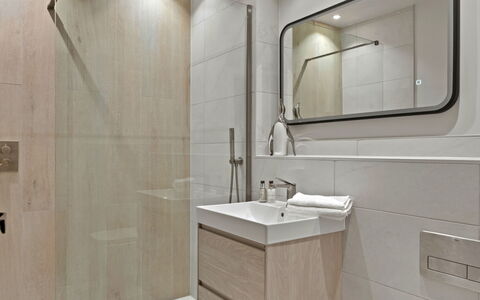 Orchard Rise: Flooring, Badkamer, Loodgieterswerkinrichting, Interieur Ontwerp, Muur, Verdieping, Kraan, Loodgieter, Spiegel, Wastafel