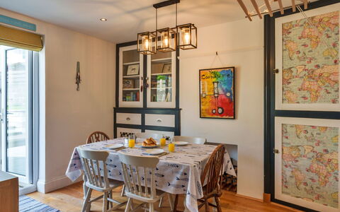 Bude Bolthole: Meubilair, Interieur Ontwerp, Muur, Flooring, Hout, Eetkamer, Plafond, Lichte Inrichting, Stoel, Tafel