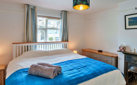 Bude Bolthole: Meubilair, Interieur Ontwerp, Bed, Slaapkamer, Muur, Hout, Plafond, Kamer, Verdieping, Flooring