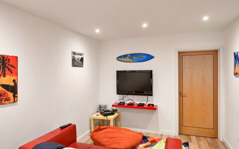 Bude, Upper Deck: Meubilair, Interieur Ontwerp, Muur, Kamer, Hout, Flooring, Plafond, Verdieping, Fotolijst, Verlichting