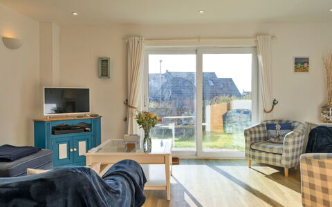 Bude, Upper Deck: Meubilair, Hout, Flooring, Interieur Ontwerp, Verdieping, Tafel, Stoel, Plafond, Kamer, Woonkamer