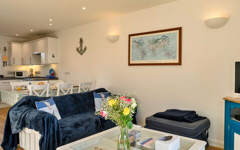 Bude, Upper Deck: Meubilair, Interieur Ontwerp, Bankstel, Flooring, Kamer, Plafond, Woonkamer, Verdieping, Fotolijst, Appartement