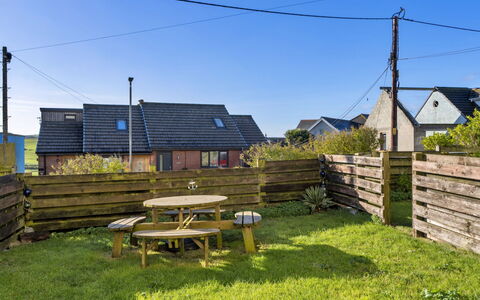Bude, Upper Deck: Lucht, Dak, Huis, Land Lot, Huis, Wolk, Landelijk Gebied, Verblijf, Backyard, Hek