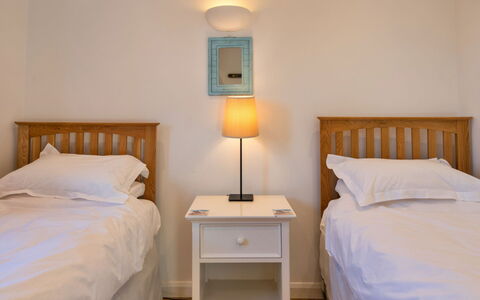 Bude, Upper Deck: Bed, Meubilair, Slaapkamer, Bedding, Muur, Laken, Interieur Ontwerp, Hout, Verdieping, Kamer