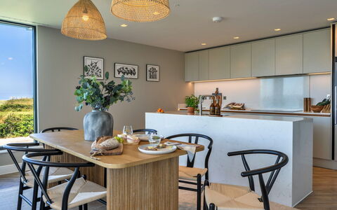 Perrantide: Meubilair, Interieur Ontwerp, Flooring, Hout, Eetkamer, Keuken En Eettafel, Tafel, Verdieping, Stoel, Plafond