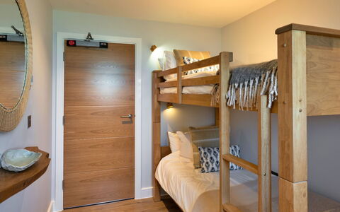 Perrantide: Meubilair, Bed, Stapelbed, Slaapkamer, Interieur Ontwerp, Hout, Flooring, Bedding, Verdieping, Kamer