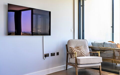 Perrantide: Interieur Ontwerp, Meubilair, Televisietoestel, Televisie, Verlichting, Verdieping, Huis, Flooring, Woonkamer
