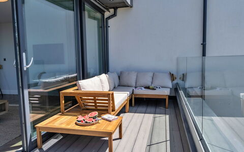 Perrantide: Hout, Verdieping, Flooring, Houten Vloer, Dek, Samengesteld Materiaal, Balkon, Hardwood, Appartement, Buitenmeubels