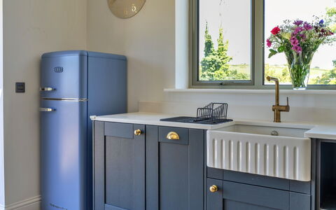 The Cart Shed: Toestel Van De Keuken, Keuken, Interieur Ontwerp, Major Appliance, Huishoudapparatuur, Countertop, Cabinetry, Beits, Verf