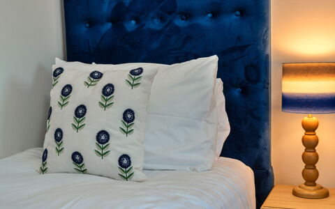 The Cart Shed: Blauw, Meubilair, Slaapkamer, Linens, Textiel, Bed, Kussen Gooien, Interieur Ontwerp, Kussen, Hoofdkussen
