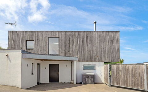 Tregarden: Lucht, Architectuur, Huis, Facade, Woongebied, Huis, Land Lot, Dak, Samengesteld Materiaal, Deur