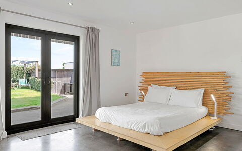 Tregarden: Meubilair, Bed, Slaapkamer, Hout, Flooring, Verdieping, Interieur Ontwerp, Laken, Bedding, Linens