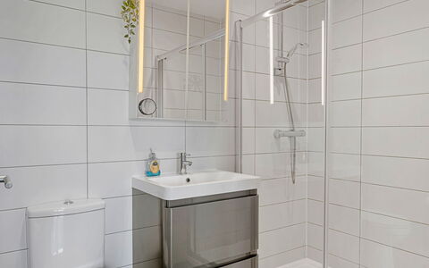 Tregarden: Flooring, Interieur Ontwerp, Loodgieterswerkinrichting, Badkamer, Verdieping, Toilet, Loodgieter, Tegel, Kraan, Glas