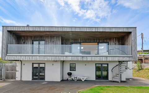 Tregarden: Lucht, Wolk, Land Lot, Landgoed, Ontwerp, Siding, Oprit, Meteorologisch Verschijnsel, Boerderij
