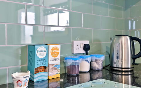 Sea Thrift at Widemouth Bay: Keuken, Toestel Van De Keuken, Countertop, Tegel, Verf, Kamerplant, Cabinetry, Huishoudapparatuur