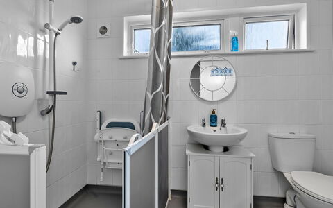 Sea Thrift at Widemouth Bay: Interieur Ontwerp, Loodgieterswerkinrichting, Flooring, Verdieping, Wastafel, Loodgieter, Kamer, Kraan, Badkamer, Tegel