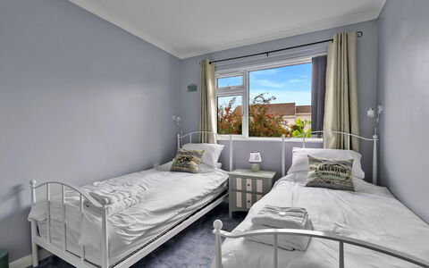 Sea Thrift at Widemouth Bay: Slaapkamer, Interieur Ontwerp, Bed, Bedding, Verdieping, Flooring, Plafond, Meubilair, Laken, Appartement