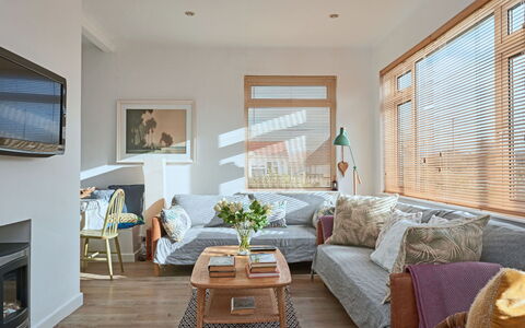 Templemore: Meubilair, Interieur Ontwerp, Bankstel, Flooring, Muur, Verdieping, Woonkamer, Hout, Kamer, Plafond