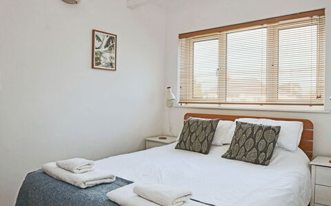 Templemore: Hout, Slaapkamer, Meubilair, Interieur Ontwerp, Bed, Verdieping, Laken, Bedding, Flooring, Plafond
