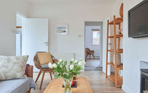 Templemore: Meubilair, Interieur Ontwerp, Flooring, Muur, Verdieping, Hout, Kamer, Plafond, Woonkamer, Bankstel