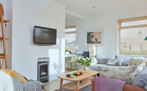 Templemore: Meubilair, Interieur Ontwerp, Bankstel, Flooring, Muur, Woonkamer, Hout, Kamer, Verdieping, Plafond