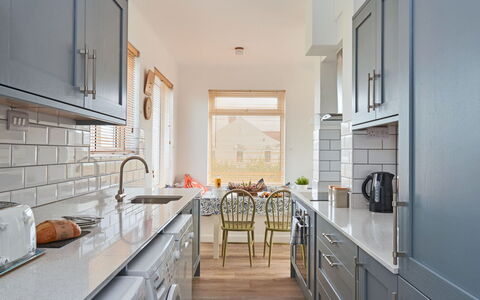 Templemore: Interieur Ontwerp, Flooring, Keuken, Countertop, Meubilair, Cabinetry, Hout, Verdieping, Toestel Van De Keuken, Plafond