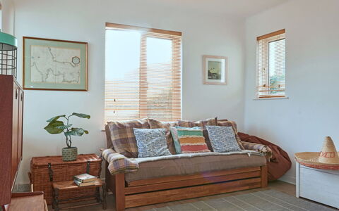 Templemore: Meubilair, Interieur Ontwerp, Bankstel, Flooring, Muur, Verdieping, Hout, Kussen, Kamer, Woonkamer