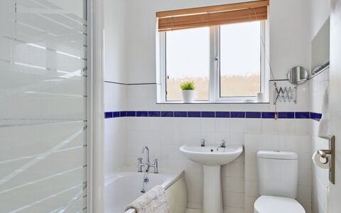 Templemore: Badkamer, Loodgieterswerkinrichting, Flooring, Muur, Verdieping, Interieur Ontwerp, Kraan, Wastafel, Tegel, Loodgieter