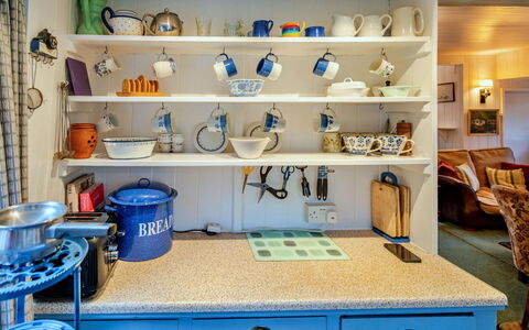 Millook Water: Blauw, Meubilair, Plank, Stellingen, Interieur Ontwerp, Hout, Keuken, Verlichting, Tableware, Cabinetry