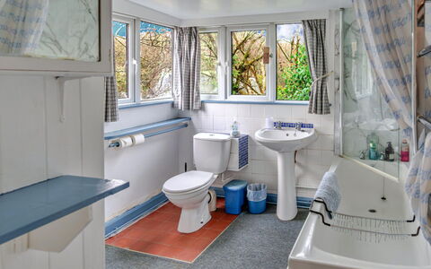 Millook Water: Loodgieterswerkinrichting, Wastafel, Interieur Ontwerp, Flooring, Kraan, Verdieping, Loodgieter, Badkamer, Wastafel In De Badkamer, Kamer
