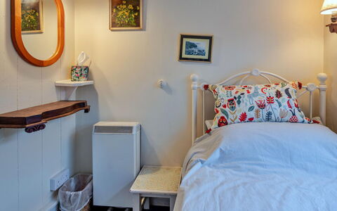 Millook Water: Meubilair, Interieur Ontwerp, Muur, Slaapkamer, Bed, Laken, Bedding, Kamer, Textiel, Verlichting