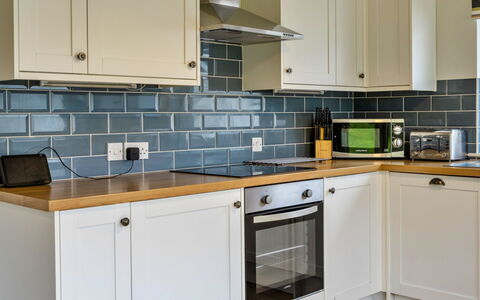 Trecane: Countertop, Keuken, Cabinetry, Toestel Van De Keuken, Flooring, Interieur Ontwerp, Major Appliance, Verdieping, Lade, Kraan