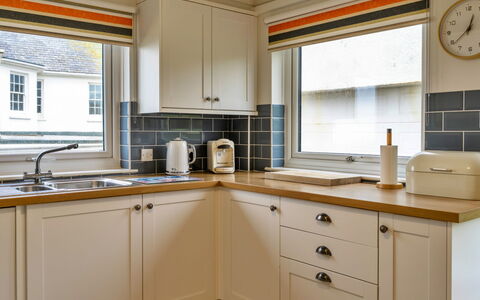 Trecane: Keuken, Countertop, Interieur Ontwerp, Toestel Van De Keuken, Cabinetry, Hout, Flooring, Major Appliance, Plafond, Verlichting