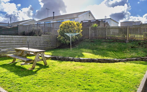 Trecane: Gras, Woongebied, Tuin, Gazon, Land Lot, Huis, Groundcover, Werf, Backyard, Verblijf