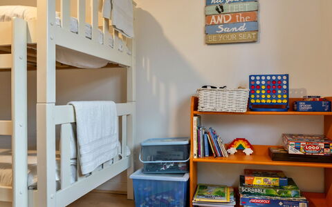 Trecane: Meubilair, Stapelbed, Interieur Ontwerp, Hout, Slaapkamer, Flooring, Bed, Verdieping, Bedding, Kamer