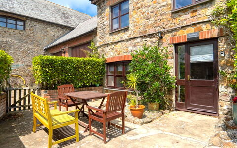 Rosemary Cottage at Widemouth Bay: Struik, Verblijf, Deur, Bloempot, Kamerplant, Tuin, Steen, Werf, Landscaping, Boerderij