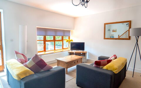 Rosemary Cottage at Widemouth Bay: Meubilair, Interieur Ontwerp, Muur, Flooring, Bankstel, Hout, Kamer, Plafond, Verdieping, Woonkamer