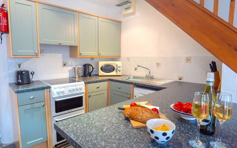 Rosemary Cottage at Widemouth Bay: Keuken, Countertop, Toestel Van De Keuken, Major Appliance, Gootsteen, Cabinetry, Interieur Ontwerp, Flooring, Meubilair, Wastafel