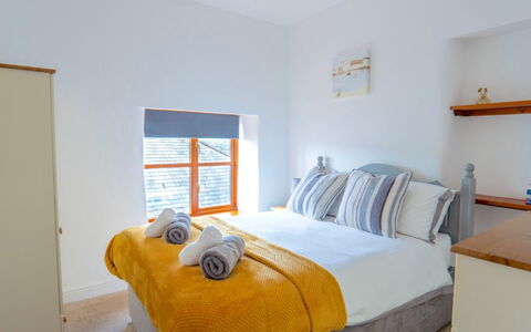 Rosemary Cottage at Widemouth Bay: Muur, Interieur Ontwerp, Meubilair, Hout, Verdieping, Bed, Slaapkamer, Flooring, Laken, Huis