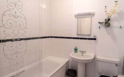 Rosemary Cottage at Widemouth Bay: Badkamer, Loodgieterswerkinrichting, Interieur Ontwerp, Wastafel, Flooring, Kraan, Wastafel In De Badkamer, Verdieping, Loodgieter, Toilet