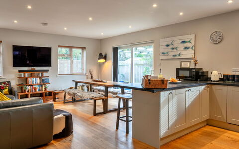 Gwelmor: Meubilair, Interieur Ontwerp, Flooring, Verdieping, Hout, Plafond, Kamer, Keuken, Houten Vloer, Verlichting