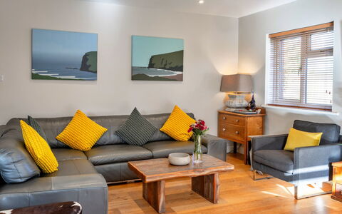 Gwelmor: Meubilair, Interieur Ontwerp, Flooring, Bankstel, Verdieping, Hout, Woonkamer, Tafel, Plafond, Kamer