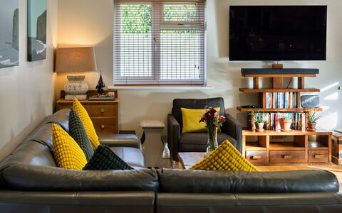 Gwelmor: Meubilair, Interieur Ontwerp, Bankstel, Muur, Flooring, Woonkamer, Hout, Kamer, Verdieping, Huis
