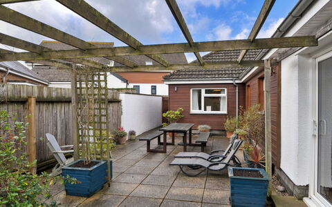 Gwelmor: Tuin, Backyard, Schaduw, Outdoor Structuur, Binnenplaats, Werf, Pergola, Patio, Buitenmeubels, Landscaping