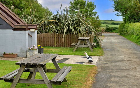 Squire, Quinceborough Farm: Openluchtbank, Buitenmeubels, Meubilair, Picknicktafel, Buitentafel, Tuin, Gazon, Verblijf, Bank, Backyard