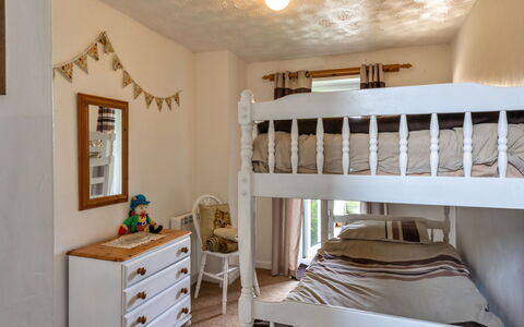 Squire, Quinceborough Farm: Bed, Meubilair, Slaapkamer, Interieur Ontwerp, Muur, Bedding, Hout, Laken, Verdieping, Flooring