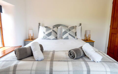 Olive Tree at Widemouth Bay: Bed, Meubilair, Slaapkamer, Bedding, Laken, Interieur Ontwerp, Hout, Flooring, Verdieping, Linens