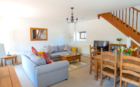 Olive Tree at Widemouth Bay: Meubilair, Hout, Flooring, Interieur Ontwerp, Verdieping, Plafond, Bankstel, Tafel, Kamer, Woonkamer