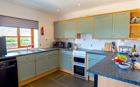 Olive Tree at Widemouth Bay: Keuken, Toestel Van De Keuken, Countertop, Cabinetry, Major Appliance, Interieur Ontwerp, Flooring, Hout, Huishoudapparatuur, Fornuis
